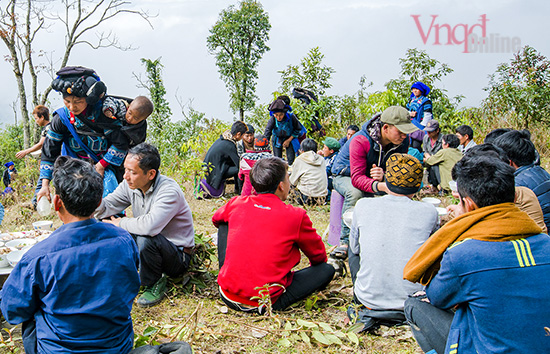 Những người phụ nữ Hà Nhì đi mời rượu