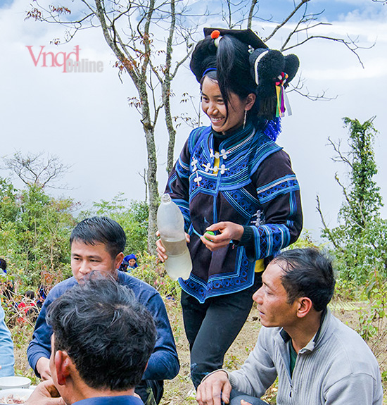 phụ nữ mời rượu