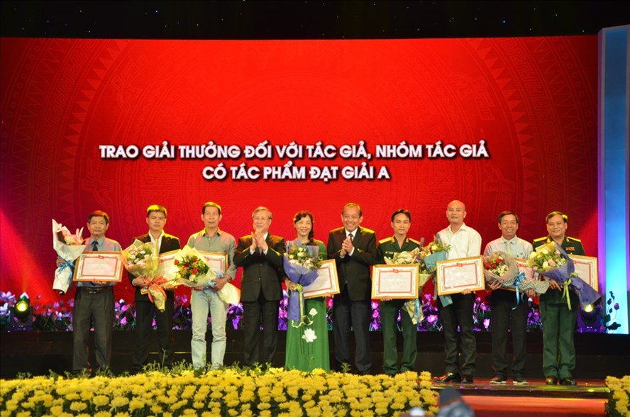 Trao giải thưởng sáng tác, quảng bá tác phẩm văn học, nghệ thuật, báo chí
