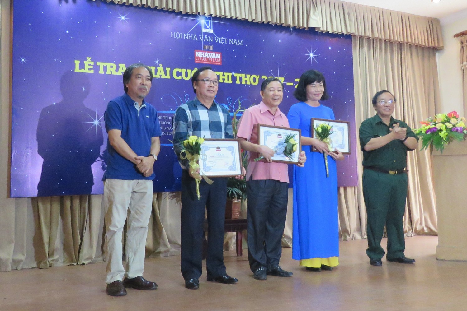 Nhà thơ Nguyễn Quang Thiều và nhà thơ Trần Đăng Khoa trao giải Nhì cho các tác giả
